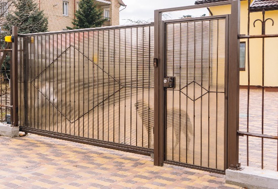 Купить ворота из профлиста с элементами ковки, с металлическими столбами в рамке или под дерево в Снежинске от 156165 руб
